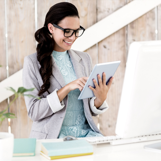Vrouw werkt thuis op haar tablet