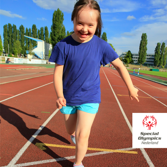 meisje op atletiekbaan