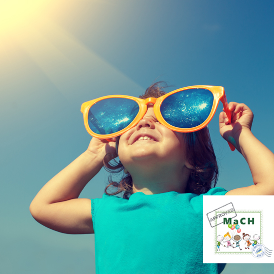 Kind met grote zonnebril die naar de zon kijkt