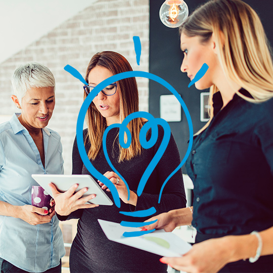 Vrouwen kijken samen op een tablet naar een klacht